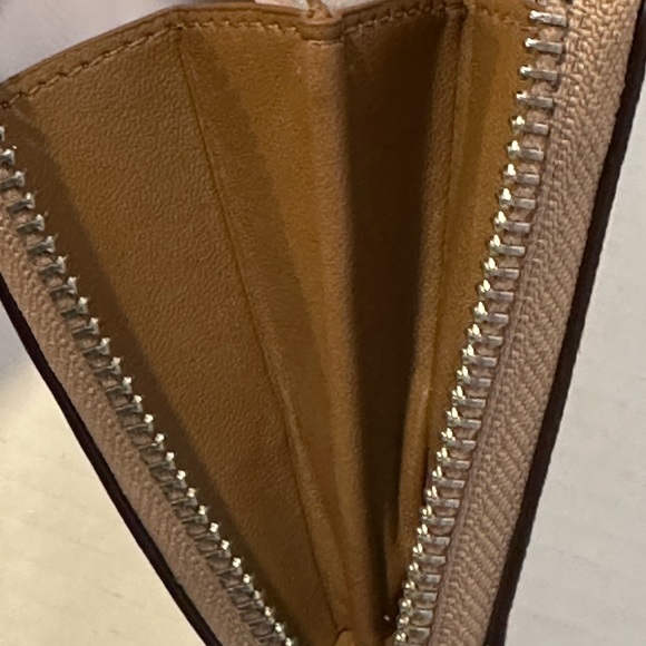 New Coach Tan and Beige Zip Wallet - Picture 6 of 10